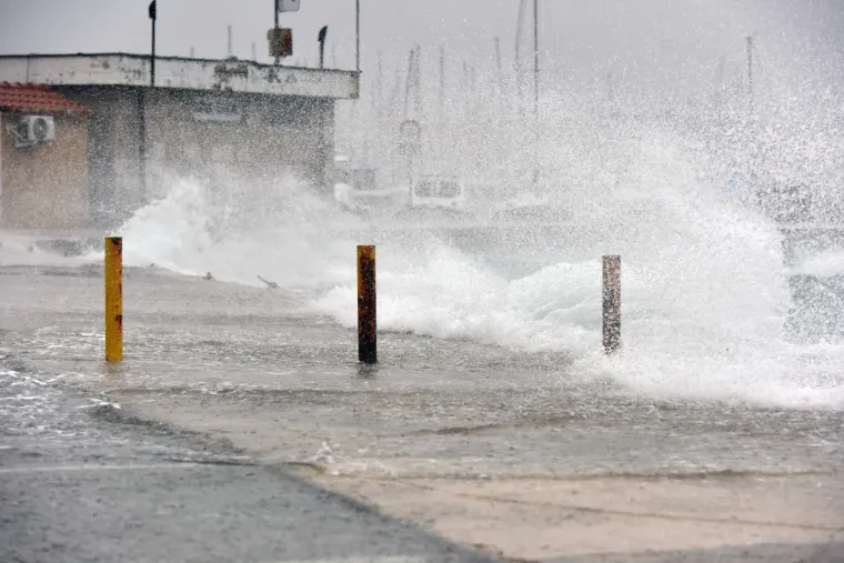 Jako jugo i veliki valovi potopili su vodičku rivu. Nevrijeme stvara goleme probleme u prometu