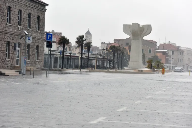 Jako jugo i veliki valovi potopili su vodičku rivu. Nevrijeme stvara goleme probleme u prometu