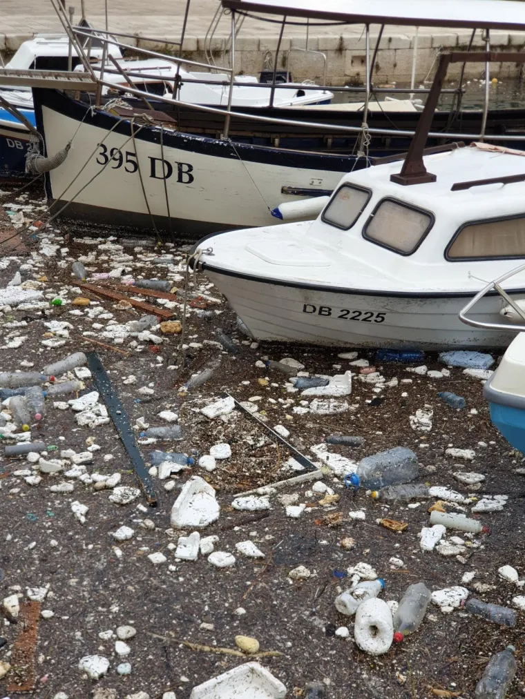 Jako jugo u staru gradsku luku u Dubrovniku donijelo velike količine smeća