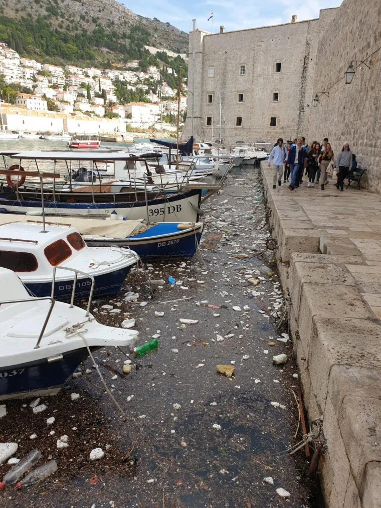 Jako jugo u staru gradsku luku u Dubrovniku donijelo velike količine smeća