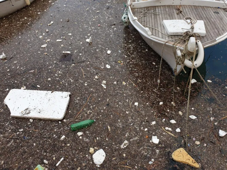 Jako jugo u staru gradsku luku u Dubrovniku donijelo velike količine smeća