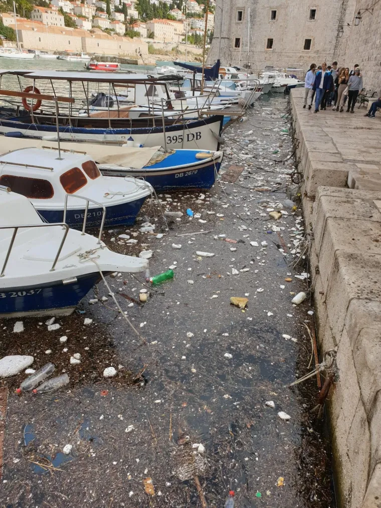 Jako jugo u staru gradsku luku u Dubrovniku donijelo velike količine smeća