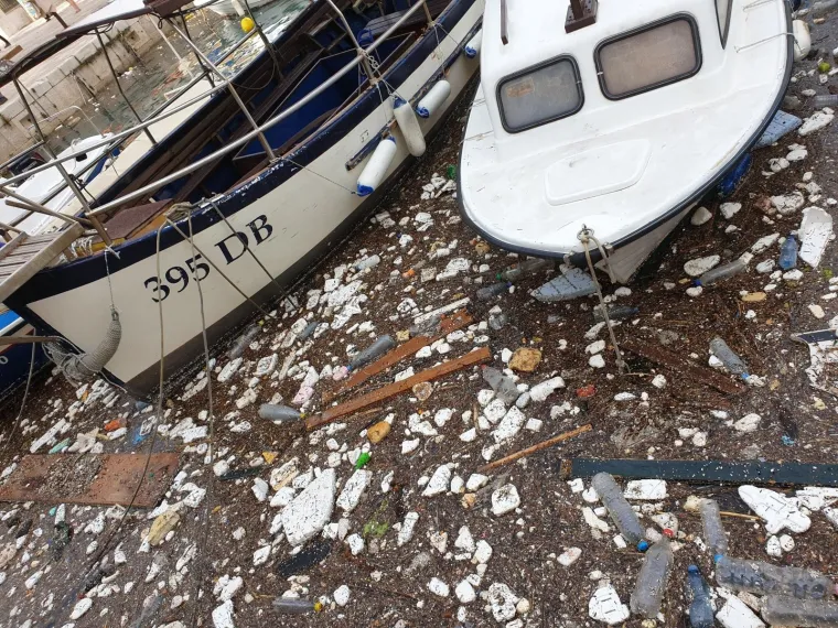 Jako jugo u staru gradsku luku u Dubrovniku donijelo velike količine smeća