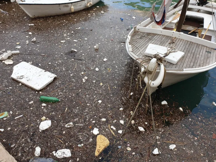 Jako jugo u staru gradsku luku u Dubrovniku donijelo velike količine smeća