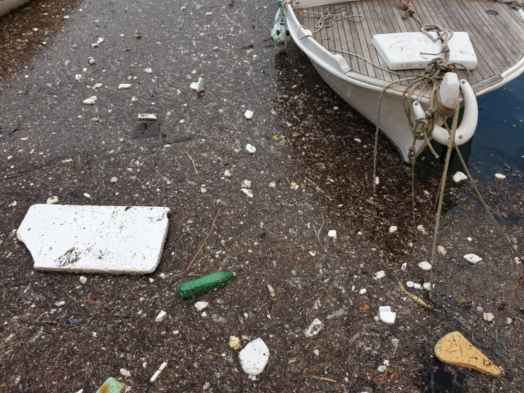 Jako jugo u staru gradsku luku u Dubrovniku donijelo velike količine smeća