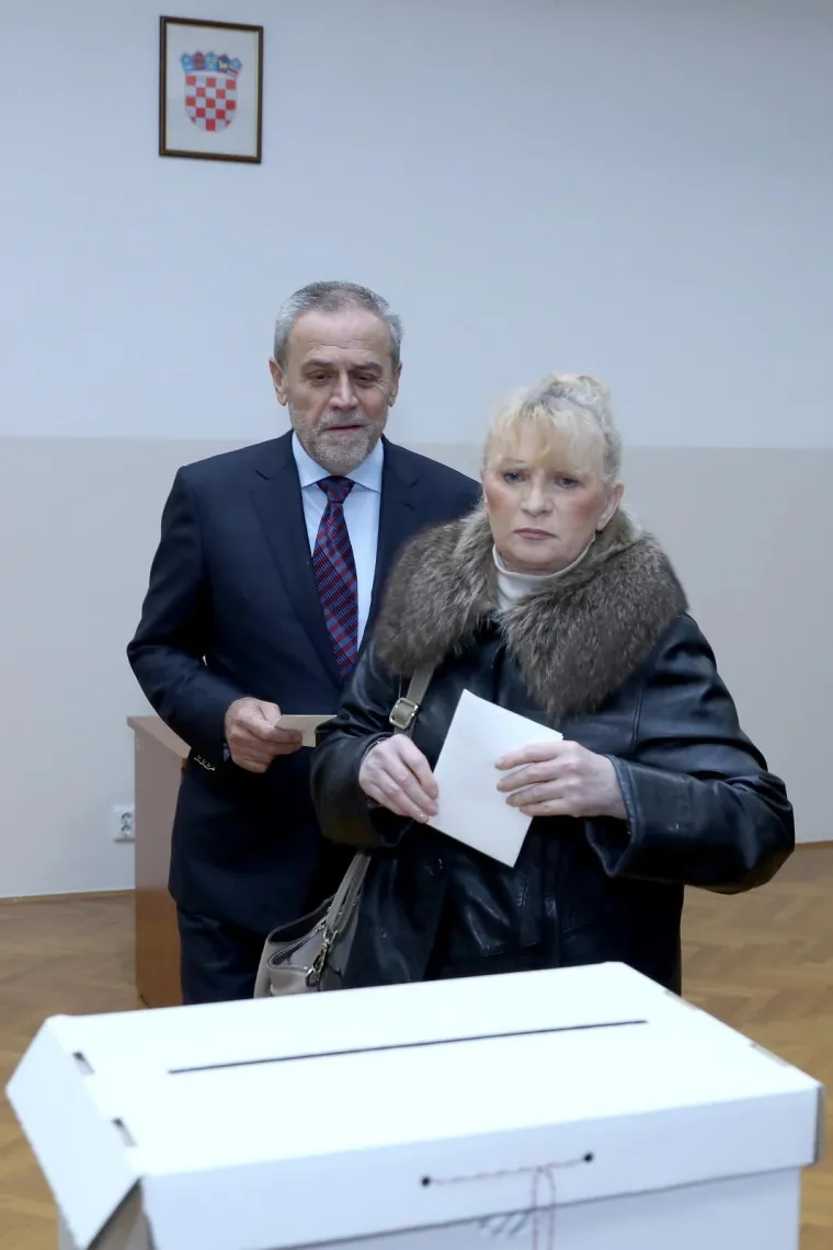Bandić sa suprugom Vesnom glasao, pratio ih i mezimac Rudi: 'Čekat ću rezultate tamo gdje treba'