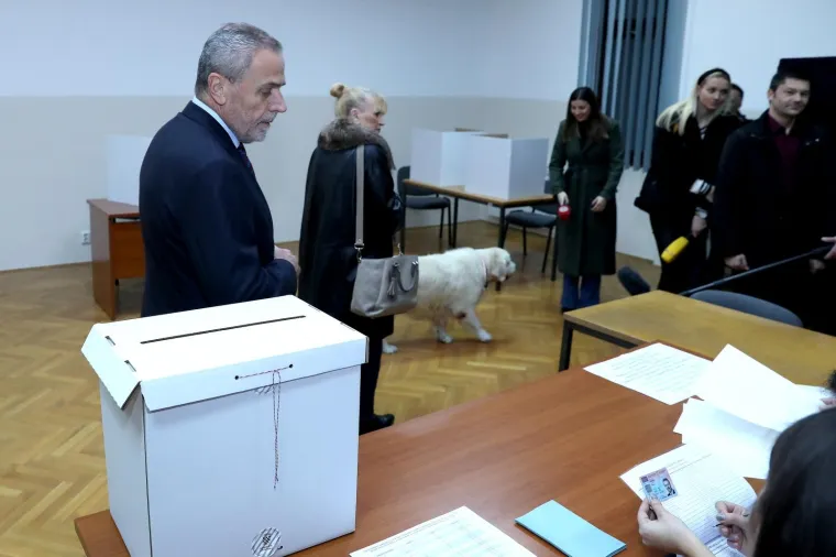 Bandić sa suprugom Vesnom glasao, pratio ih i mezimac Rudi: 'Čekat ću rezultate tamo gdje treba'