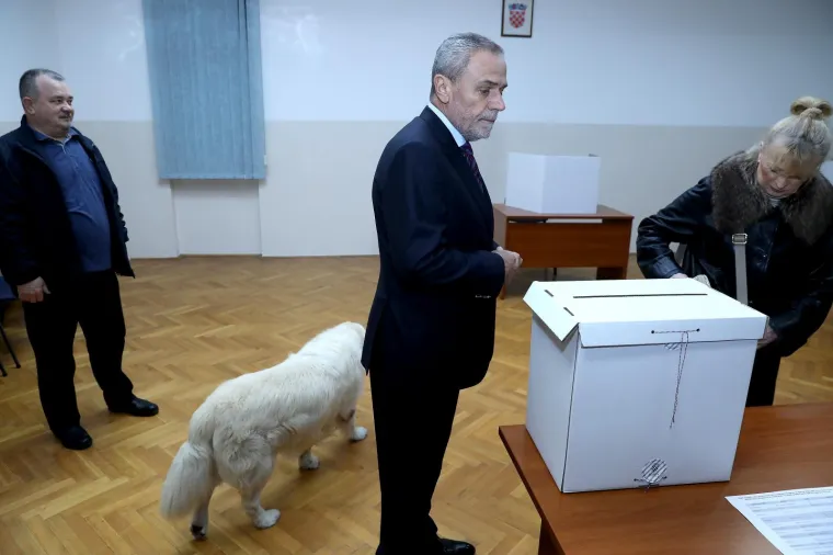 Bandić sa suprugom Vesnom glasao, pratio ih i mezimac Rudi: 'Čekat ću rezultate tamo gdje treba'