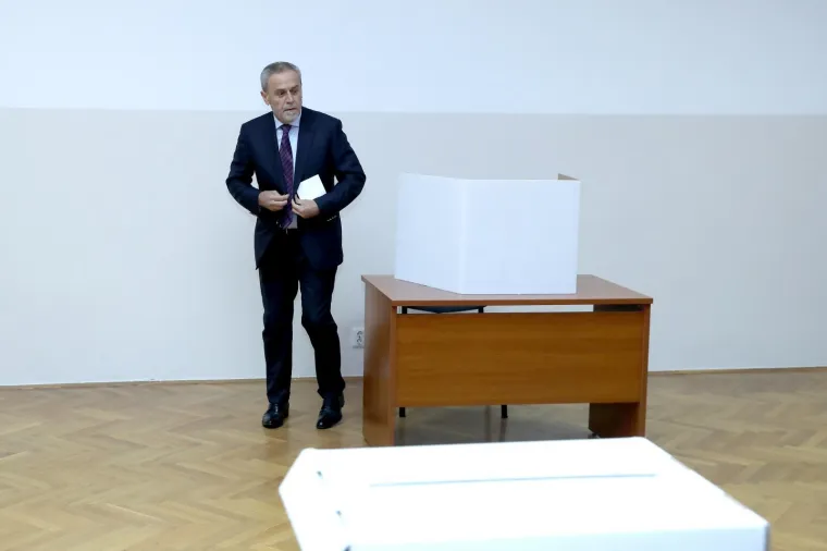 Bandić sa suprugom Vesnom glasao, pratio ih i mezimac Rudi: 'Čekat ću rezultate tamo gdje treba'