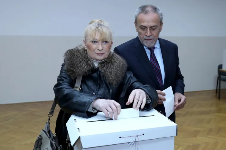 Bandić sa suprugom Vesnom glasao, pratio ih i mezimac Rudi: 'Čekat ću rezultate tamo gdje treba'