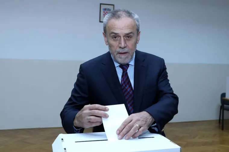 Bandić sa suprugom Vesnom glasao, pratio ih i mezimac Rudi: 'Čekat ću rezultate tamo gdje treba'