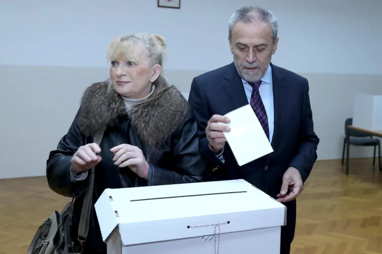 Bandić sa suprugom Vesnom glasao, pratio ih i mezimac Rudi: 'Čekat ću rezultate tamo gdje treba'