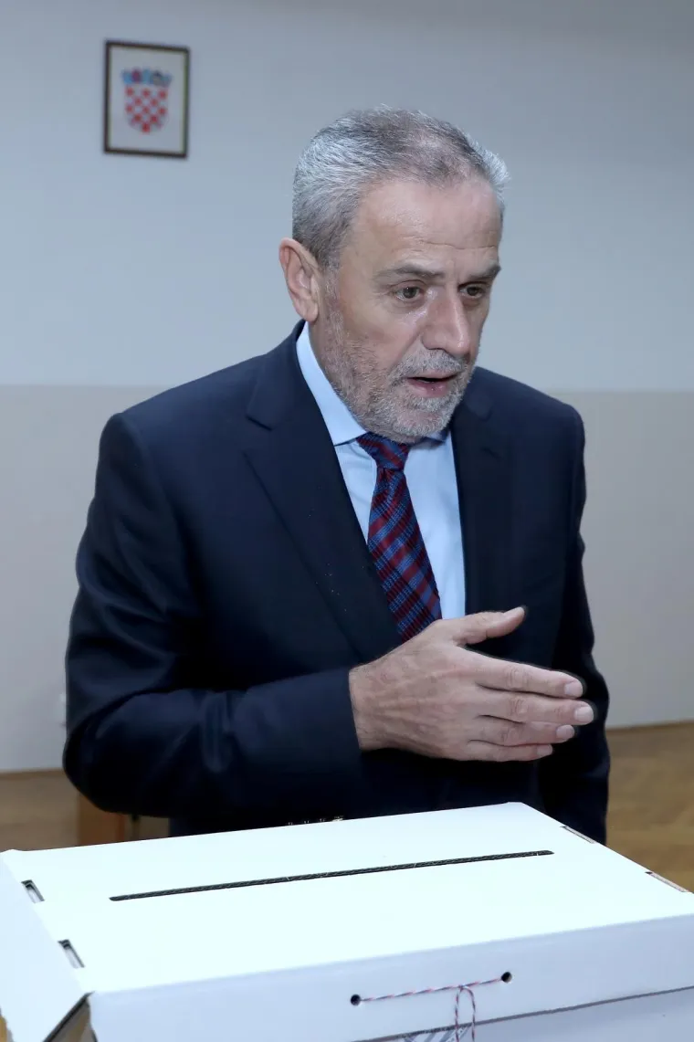 Bandić sa suprugom Vesnom glasao, pratio ih i mezimac Rudi: 'Čekat ću rezultate tamo gdje treba'