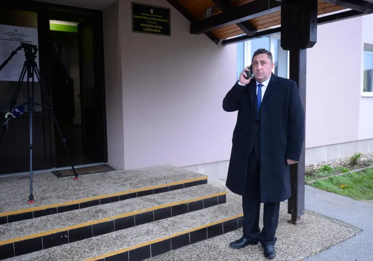 Kandidat za predsjednika Republike Hrvatske, Nedjeljko Babić, glasovao je na izborima za predsjednika Republike Hrvatske u OŠ Antuna Mihanovića
