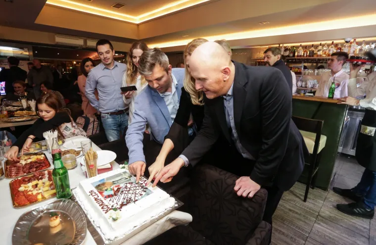 22.12.2019., Zagreb - Izborni stožer predsjedničkog kandidata Darija Juričana u caffe baru Limun tijekom čekanja rezultata na izborima za predsjednika Republike Hrvatske. Photo: Marin Tironi/PIXSELL