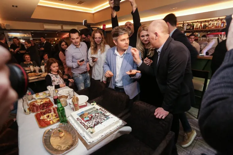 22.12.2019., Zagreb - Izborni stožer predsjedničkog kandidata Darija Juričana u caffe baru Limun tijekom čekanja rezultata na izborima za predsjednika Republike Hrvatske. Photo: Marin Tironi/PIXSELL
