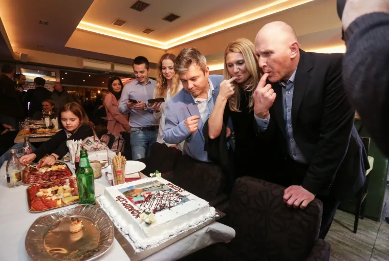 22.12.2019., Zagreb - Izborni stožer predsjedničkog kandidata Darija Juričana u caffe baru Limun tijekom čekanja rezultata na izborima za predsjednika Republike Hrvatske. Photo: Marin Tironi/PIXSELL