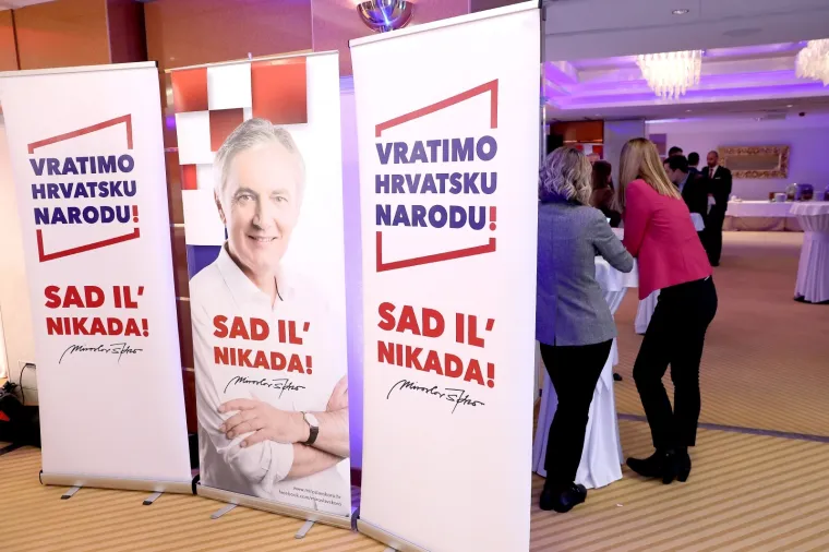 Izborni stožer predsjedničkog kandidata Miroslava Škore u hotelu Dubrovnik tijekom čekanja rezultata na izborima za predsjednika Republike Hrvatske.