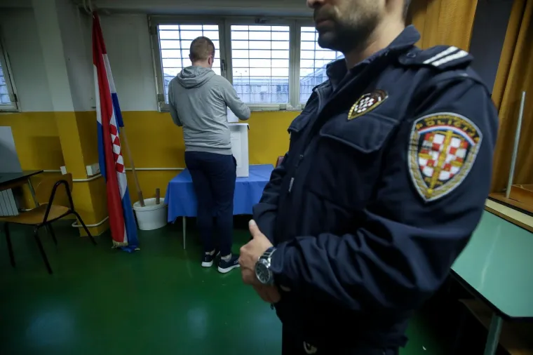 Zatvorenici u zatvoru Remetinec glasaju za izbor predsjednika Republike Hrvatske. Photo: Igor Kralj/PIXSELL