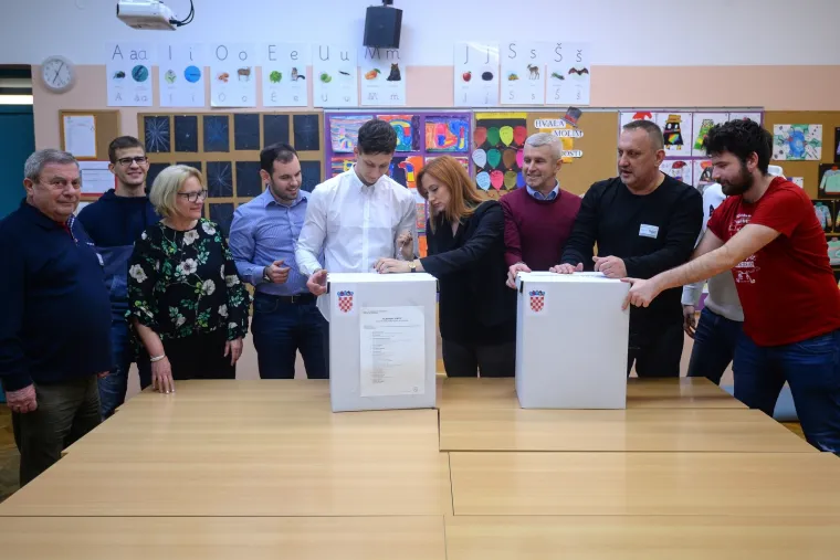 NOĆ ODLUKE: Otvaraju se glasačke kutije i broje glasovi na biračkim mjestima