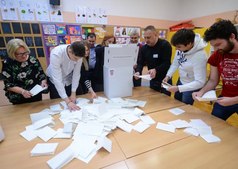 NOĆ ODLUKE: Otvaraju se glasačke kutije i broje glasovi na biračkim mjestima