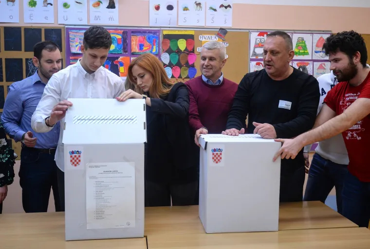 NOĆ ODLUKE: Otvaraju se glasačke kutije i broje glasovi na biračkim mjestima