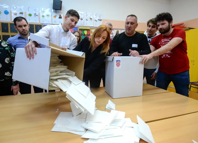 NOĆ ODLUKE: Otvaraju se glasačke kutije i broje glasovi na biračkim mjestima