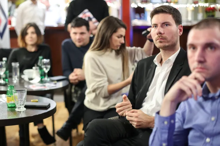 Izborni stožer predsjedničkog kandidata Ivana Pernara u kafiću press tijekom čekanja rezultata na izborima za predsjednika Republike Hrvatske.