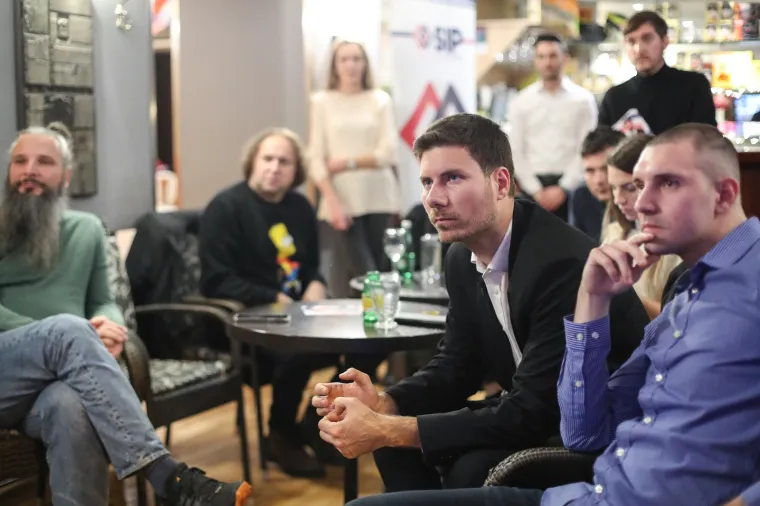 STIGLE PRVE IZLAZNE ANKETE: U stožeru Ivana Pernara bez odu&scaron;evljenja