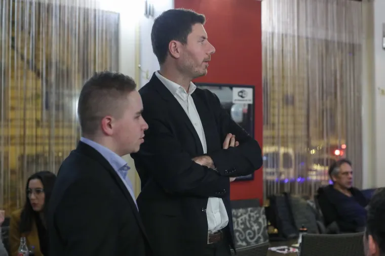 STIGLE PRVE IZLAZNE ANKETE: U stožeru Ivana Pernara bez odu&scaron;evljenja