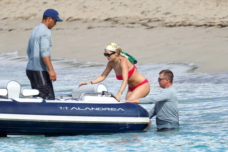 RITA ORA NA PLAŽI POKAZALA DA JE SAMO JEDNA OD NAS: Šlaufići i celulit nisu zaobišli ni prekrasnu pjevačicu