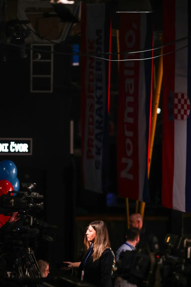 ČEKAJU SE PRVI REZULTATI: Pogledajte kakva je atmosfera u izbornom stožeru Zorana Milanovića