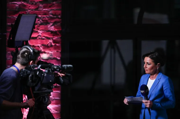 ČEKAJU SE PRVI REZULTATI: Pogledajte kakva je atmosfera u izbornom stožeru Zorana Milanovića