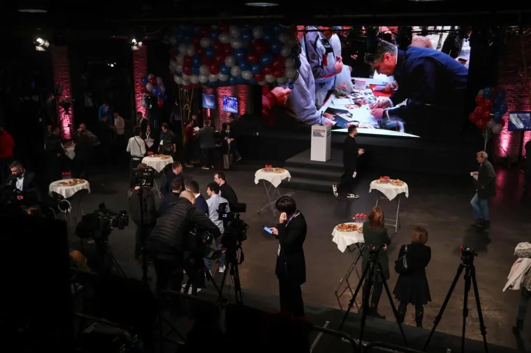 ČEKAJU SE PRVI REZULTATI: Pogledajte kakva je atmosfera u izbornom stožeru Zorana Milanovića