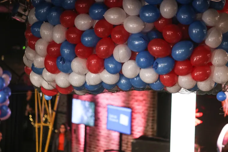 ČEKAJU SE PRVI REZULTATI: Pogledajte kakva je atmosfera u izbornom stožeru Zorana Milanovića