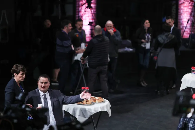 ČEKAJU SE PRVI REZULTATI: Pogledajte kakva je atmosfera u izbornom stožeru Zorana Milanovića