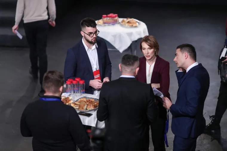 ČEKAJU SE PRVI REZULTATI: Pogledajte kakva je atmosfera u izbornom stožeru Zorana Milanovića