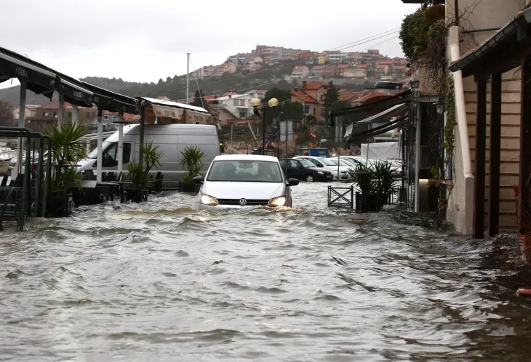 POPLAVA U ŠIBENIKU: Zbog velike plime i nivoa mora gotovo je nemoguće voziti iz Dolca u grad