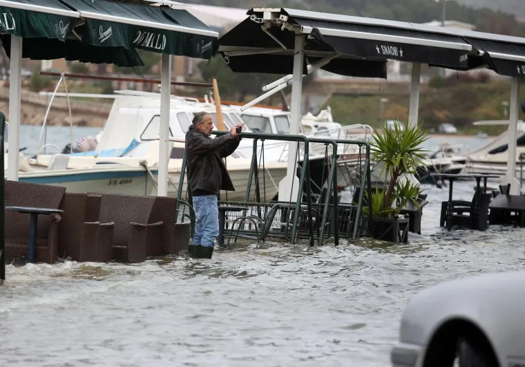 POPLAVA U &Scaron;IBENIKU: Zbog velike plime i nivoa mora gotovo je nemoguće voziti iz Dolca u grad