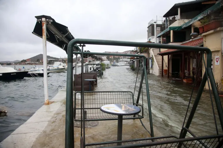 POPLAVA U &Scaron;IBENIKU: Zbog velike plime i nivoa mora gotovo je nemoguće voziti iz Dolca u grad