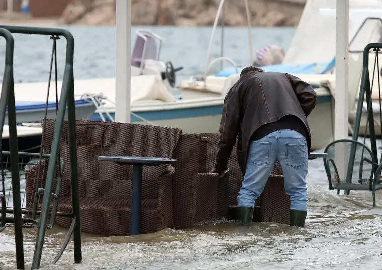 POPLAVA U &Scaron;IBENIKU: Zbog velike plime i nivoa mora gotovo je nemoguće voziti iz Dolca u grad