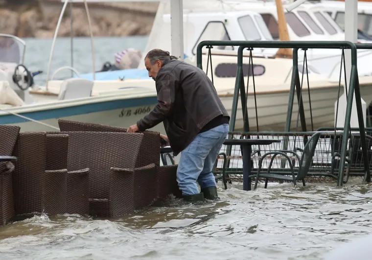 POPLAVA U &Scaron;IBENIKU: Zbog velike plime i nivoa mora gotovo je nemoguće voziti iz Dolca u grad