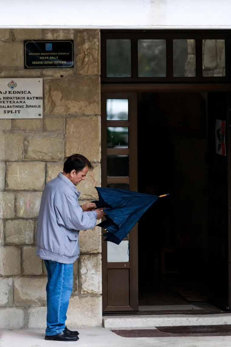 Glasači izlaze na glasačka mjesta za predsjedničke izbore unatoč jakoj ki&scaron;i koja pada gotovo cijelo prijepodne.