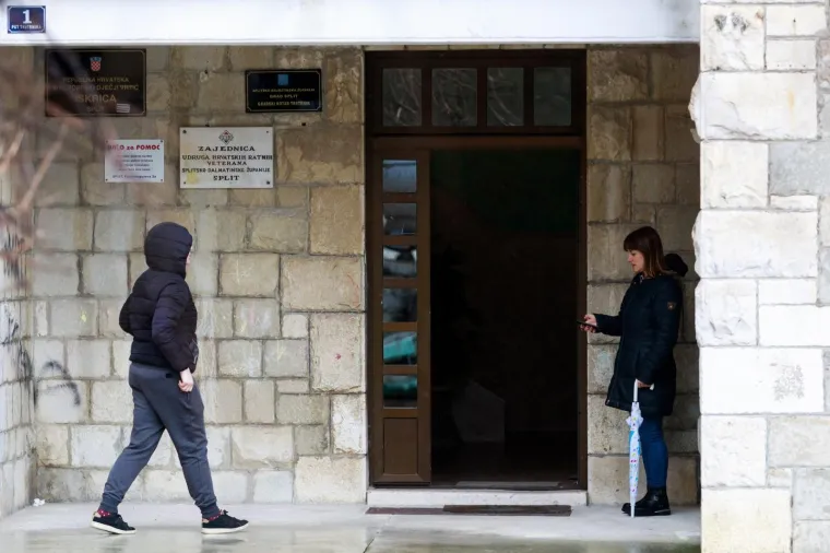 SPLIĆANE NIJE OMELA NI KI&Scaron;A: Glasači unatoč lo&scaron;em vremenu iza&scaron;li na izbore