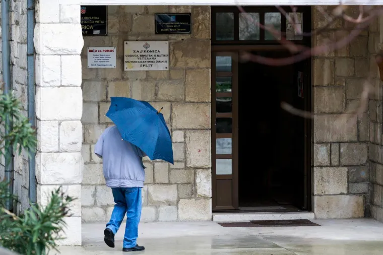 SPLIĆANE NIJE OMELA NI KI&Scaron;A: Glasači unatoč lo&scaron;em vremenu iza&scaron;li na izbore