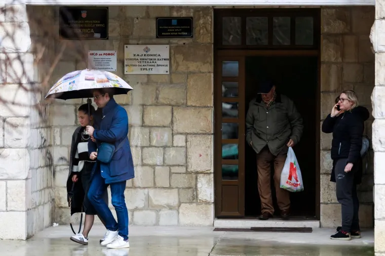 SPLIĆANE NIJE OMELA NI KI&Scaron;A: Glasači unatoč lo&scaron;em vremenu iza&scaron;li na izbore