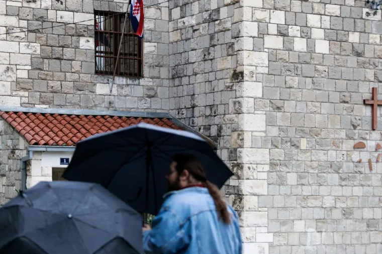 SPLIĆANE NIJE OMELA NI KI&Scaron;A: Glasači unatoč lo&scaron;em vremenu iza&scaron;li na izbore