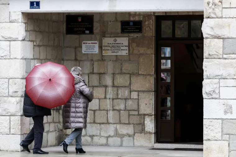 SPLIĆANE NIJE OMELA NI KI&Scaron;A: Glasači unatoč lo&scaron;em vremenu iza&scaron;li na izbore