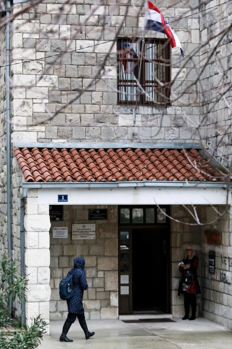 SPLIĆANE NIJE OMELA NI KI&Scaron;A: Glasači unatoč lo&scaron;em vremenu iza&scaron;li na izbore