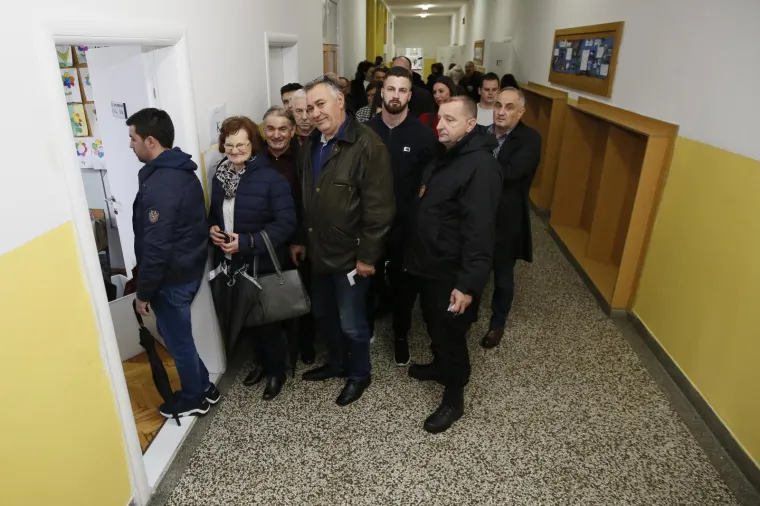 GUŽVA NA BIRAČKIM MJESTIMA U BiH: Glasači satima čekali da bi dali glas na izborima za predsjednika Hrvatske